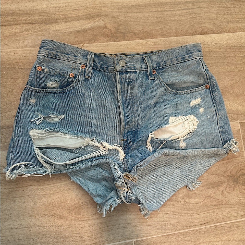 Levi’s women’s distressed high waisted Jean shorts size 29